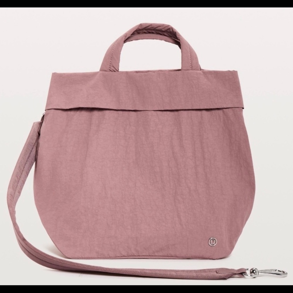 Lululemon on my level 19L tote